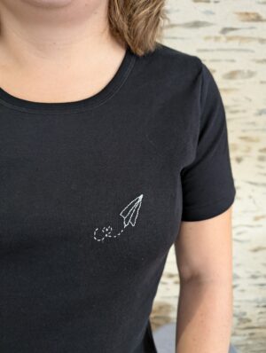 Broderie poitrine sur t-shirt